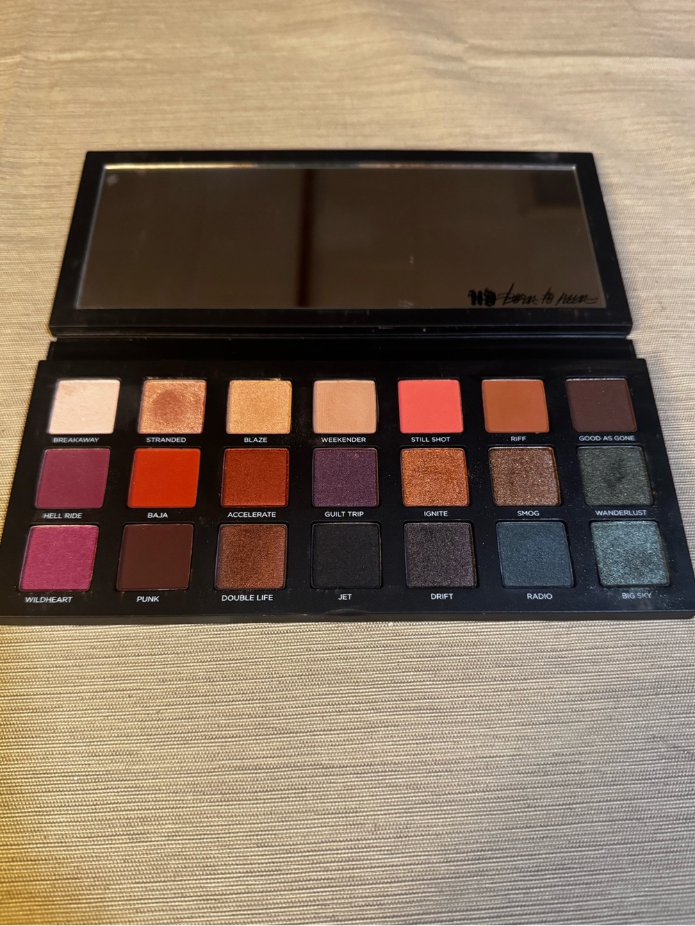 ✨URBAN DECAY Born to Run Eyeshadow Palette✨